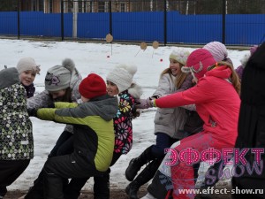 Дети тянут канат на празднике масленицы